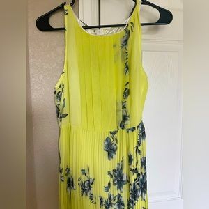 Beautiful summer yellow maxi dress with inner lining. Size S